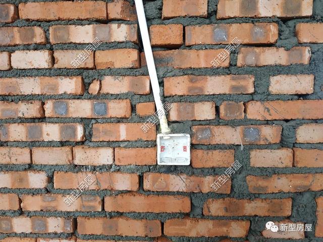 農(nóng)村自建房不懂點(diǎn)會出事，千萬別把PVC雨水管放在構(gòu)造柱里！