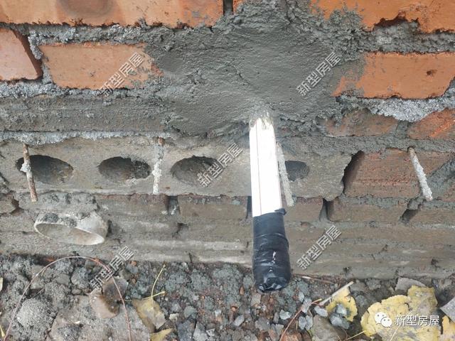 農(nóng)村自建房不懂點(diǎn)會出事，千萬別把PVC雨水管放在構(gòu)造柱里！