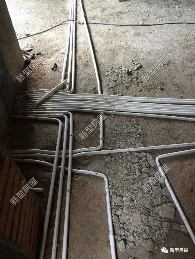 農(nóng)村自建房不懂點(diǎn)會出事，千萬別把PVC雨水管放在構(gòu)造柱里！