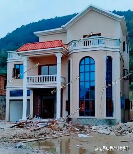 這套帶車庫(kù)和旋轉(zhuǎn)樓梯豪華三層別墅，造價(jià)花了120萬(wàn)的，你覺(jué)得怎么樣？