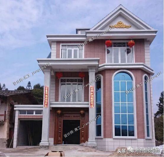 這套帶車庫(kù)和旋轉(zhuǎn)樓梯豪華三層別墅，造價(jià)花了120萬(wàn)的，你覺(jué)得怎么樣？