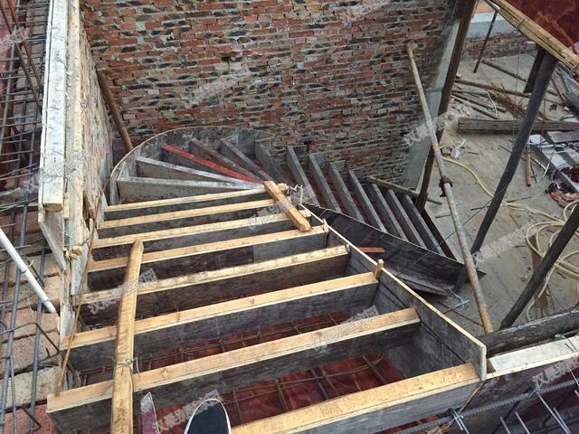 這套二層別墅，光基礎(chǔ)就花了3萬，顏值不夠，施工來湊！