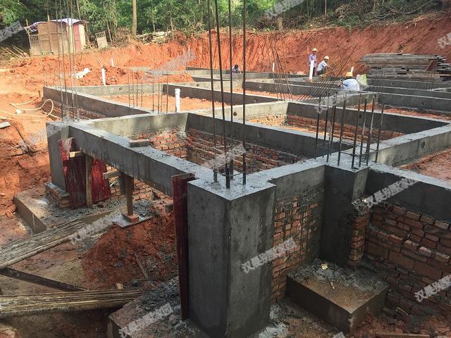 這套二層別墅，光基礎(chǔ)就花了3萬，顏值不夠，施工來湊！