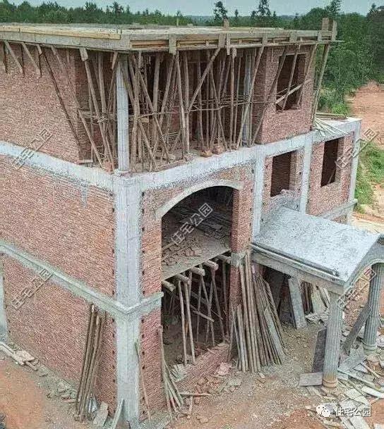 40萬(wàn)建成農(nóng)村養(yǎng)老別墅，全村唯一的挑空客廳，真是美滋滋的！