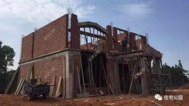 40萬(wàn)建成農(nóng)村養(yǎng)老別墅，全村唯一的挑空客廳，真是美滋滋的！