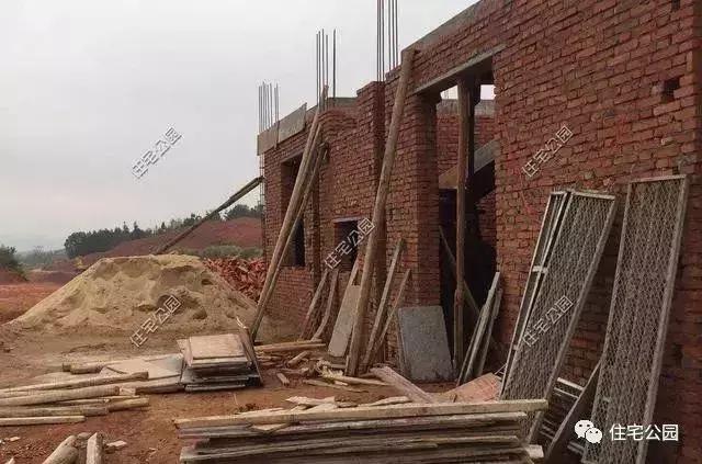 40萬(wàn)建成農(nóng)村養(yǎng)老別墅，全村唯一的挑空客廳，真是美滋滋的！