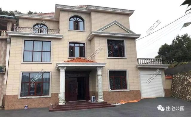 為了回老家工作的女兒，江西父母建三層別墅，小院裝修全做好120萬