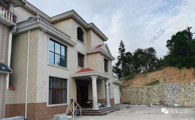 為了回老家工作的女兒，江西父母建三層別墅，小院裝修全做好120萬