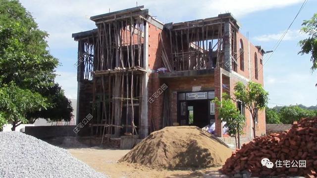 農(nóng)村平房加蓋樓層，承重竟然用一根鋼管，暗藏安全隱患！