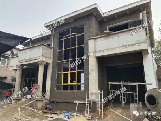 包工頭把腳手架搭成這樣，工人們的安全怎么保證？