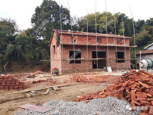 包工頭把腳手架搭成這樣，工人們的安全怎么保證？