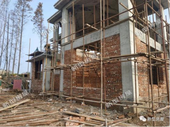 包工頭把腳手架搭成這樣，工人們的安全怎么保證？