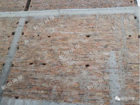 包工頭把腳手架搭成這樣，工人們的安全怎么保證？