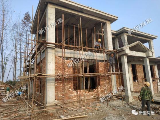 包工頭把腳手架搭成這樣，工人們的安全怎么保證？