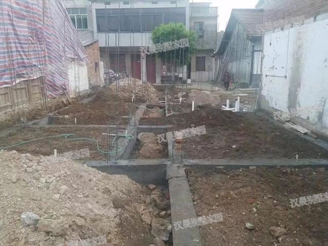 兩面鄰居開間只有8.8米，怎么建房？看看這套花50萬建成的中式別墅！