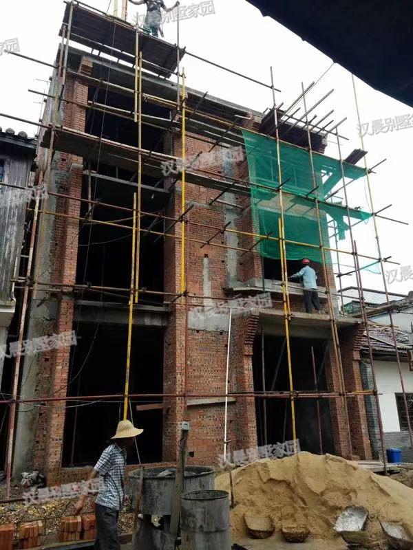 兩面鄰居開間只有8.8米，怎么建房？看看這套花50萬建成的中式別墅！