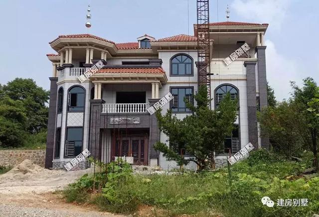 這套三層別墅建筑面積將近800平，絕對是鄉(xiāng)村豪宅，建成這樣村里首富都羨慕