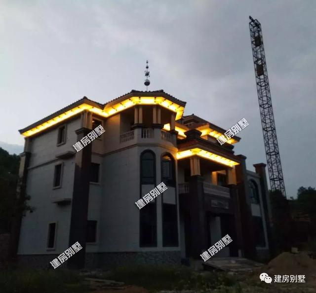 這套三層別墅建筑面積將近800平，絕對是鄉(xiāng)村豪宅，建成這樣村里首富都羨慕