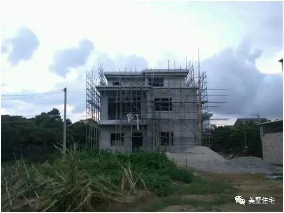 廣東農(nóng)村小伙修建二層半別墅，主體帶小院子30萬(wàn)，苦累都值得