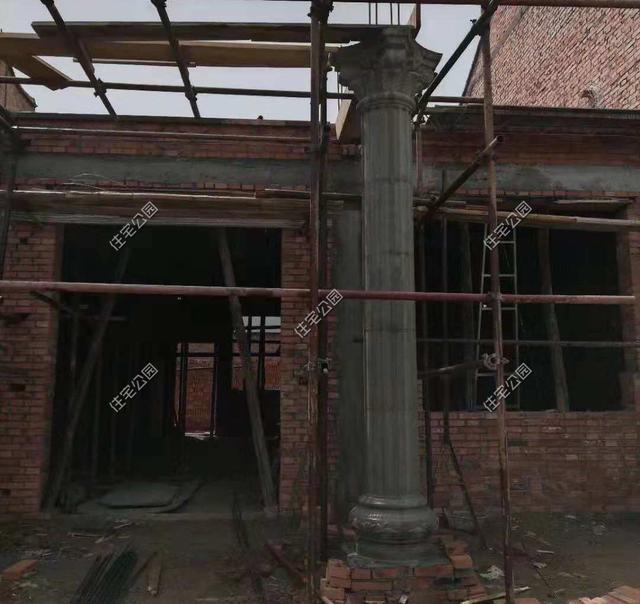 陜西農(nóng)村自建2層別墅，造價(jià)30萬，坡屋頂建成這樣，真不怕漏雨嗎