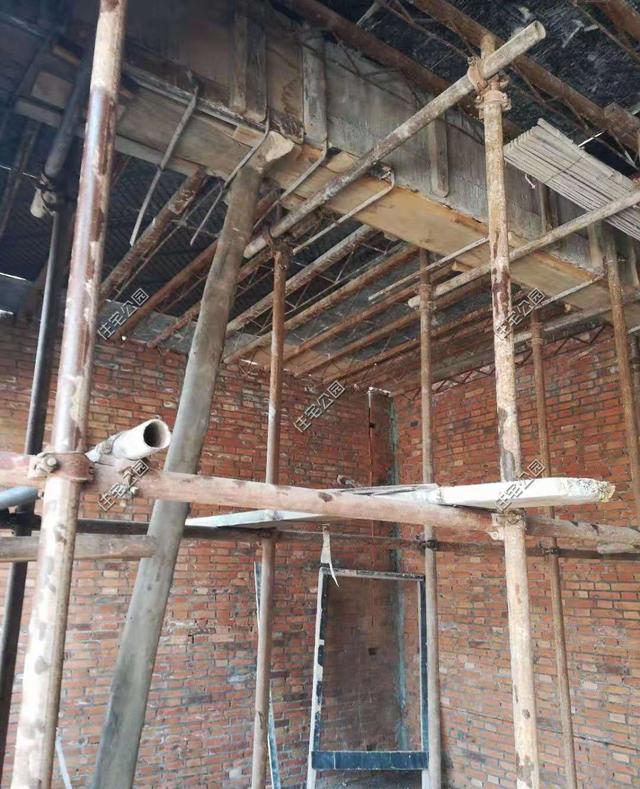 陜西農(nóng)村自建2層別墅，造價(jià)30萬，坡屋頂建成這樣，真不怕漏雨嗎