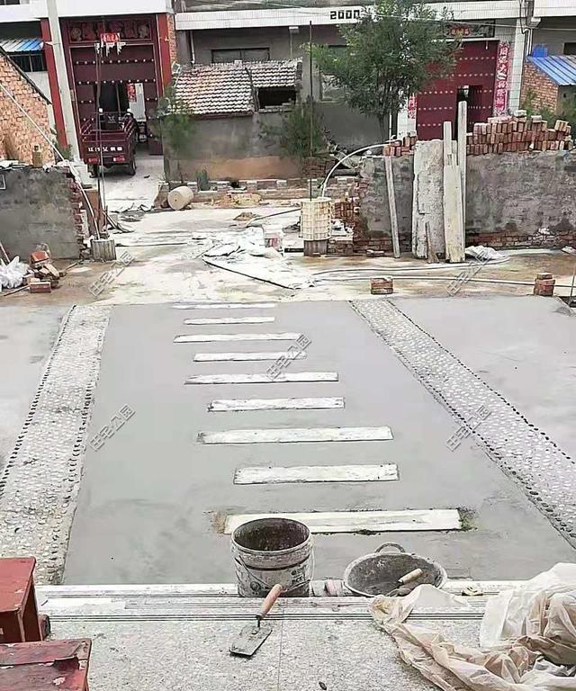 陜西農(nóng)村自建2層別墅，造價(jià)30萬，坡屋頂建成這樣，真不怕漏雨嗎