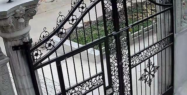 陜西農(nóng)村自建2層別墅，造價(jià)30萬，坡屋頂建成這樣，真不怕漏雨嗎