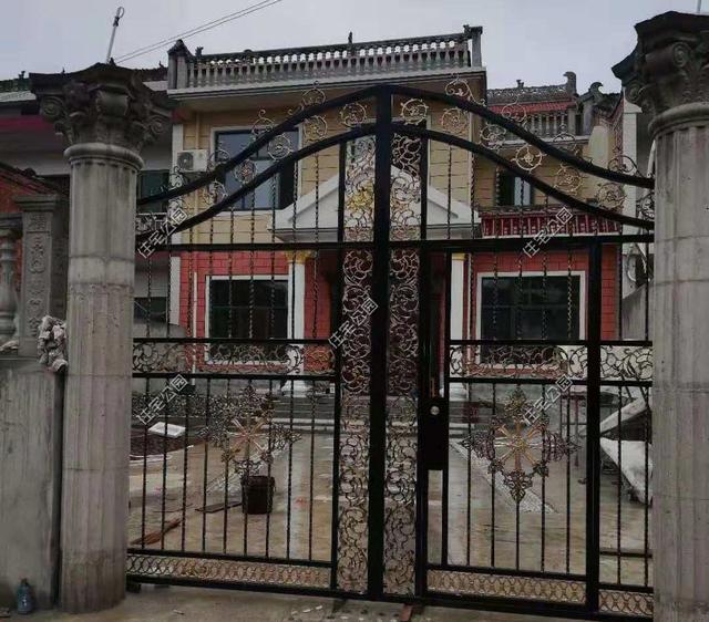 陜西農(nóng)村自建2層別墅，造價(jià)30萬，坡屋頂建成這樣，真不怕漏雨嗎