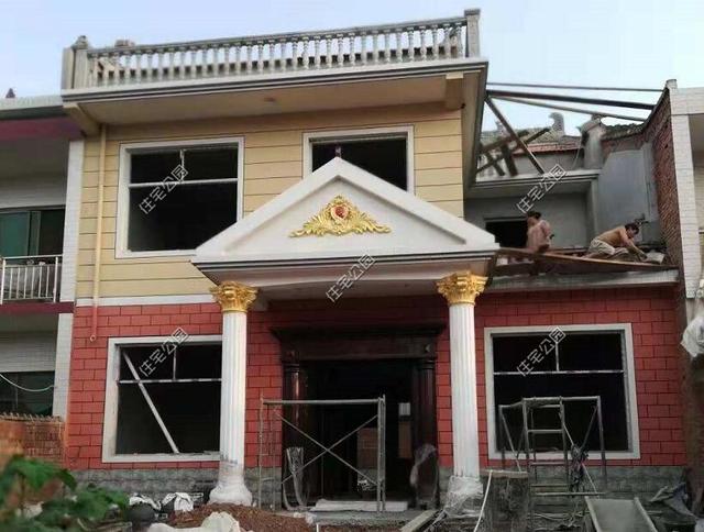 陜西農(nóng)村自建2層別墅，造價(jià)30萬，坡屋頂建成這樣，真不怕漏雨嗎