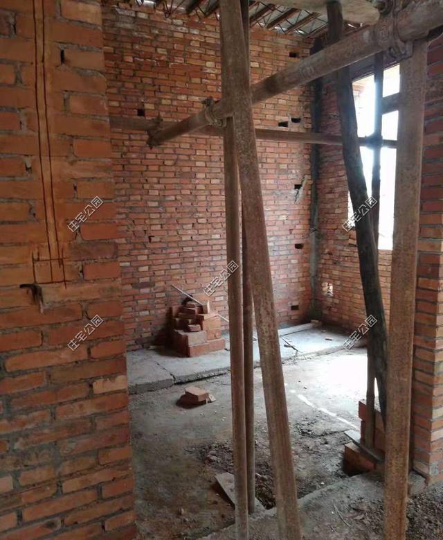 陜西農(nóng)村自建2層別墅，造價(jià)30萬，坡屋頂建成這樣，真不怕漏雨嗎