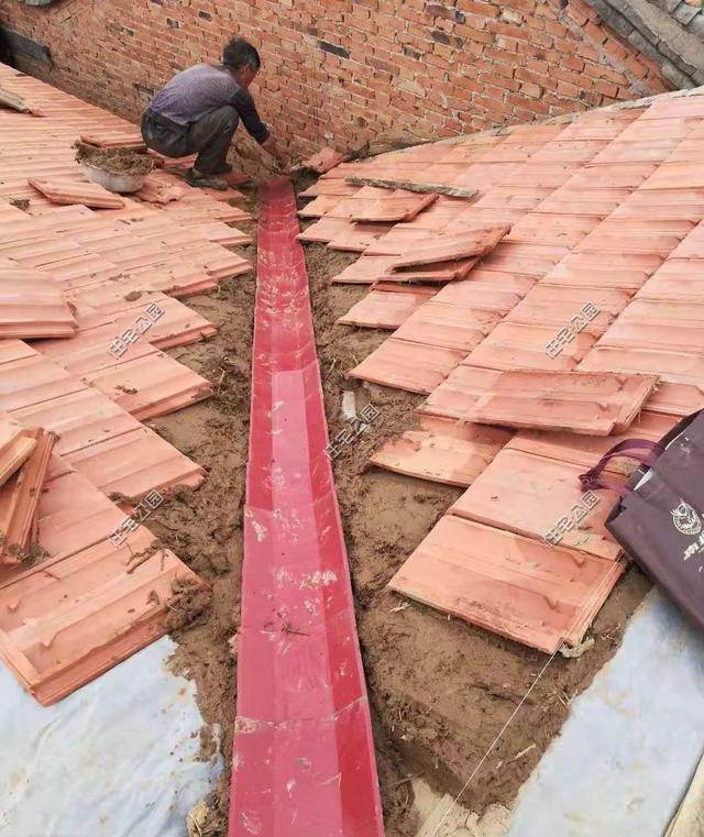 陜西農(nóng)村自建2層別墅，造價(jià)30萬，坡屋頂建成這樣，真不怕漏雨嗎