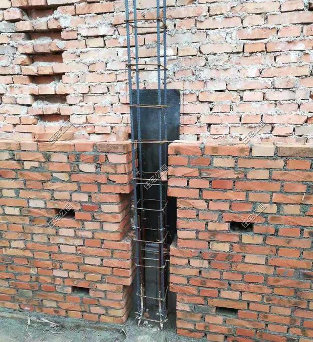 陜西農(nóng)村自建2層別墅，造價(jià)30萬，坡屋頂建成這樣，真不怕漏雨嗎