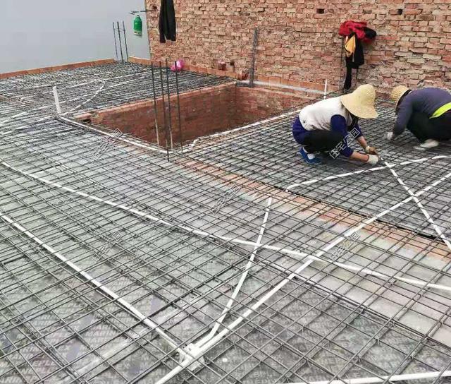 陜西農(nóng)村自建2層別墅，造價(jià)30萬，坡屋頂建成這樣，真不怕漏雨嗎