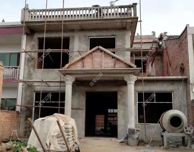 陜西農(nóng)村自建2層別墅，造價(jià)30萬，坡屋頂建成這樣，真不怕漏雨嗎