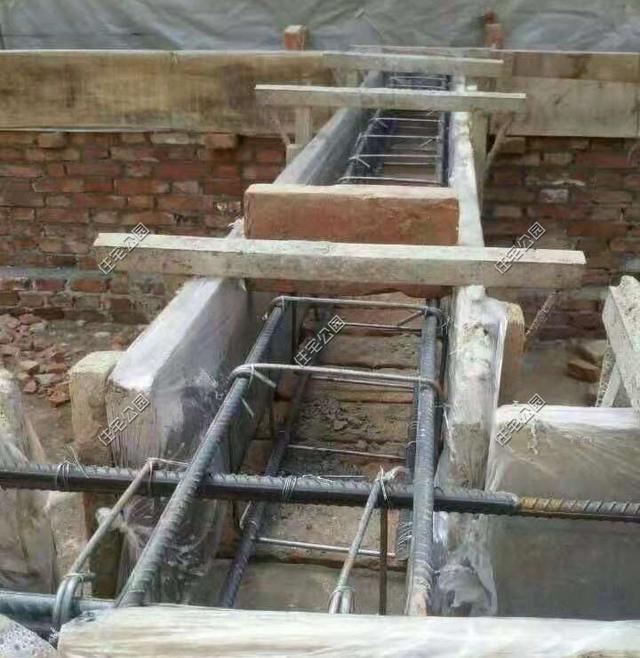 陜西農(nóng)村自建2層別墅，造價(jià)30萬，坡屋頂建成這樣，真不怕漏雨嗎