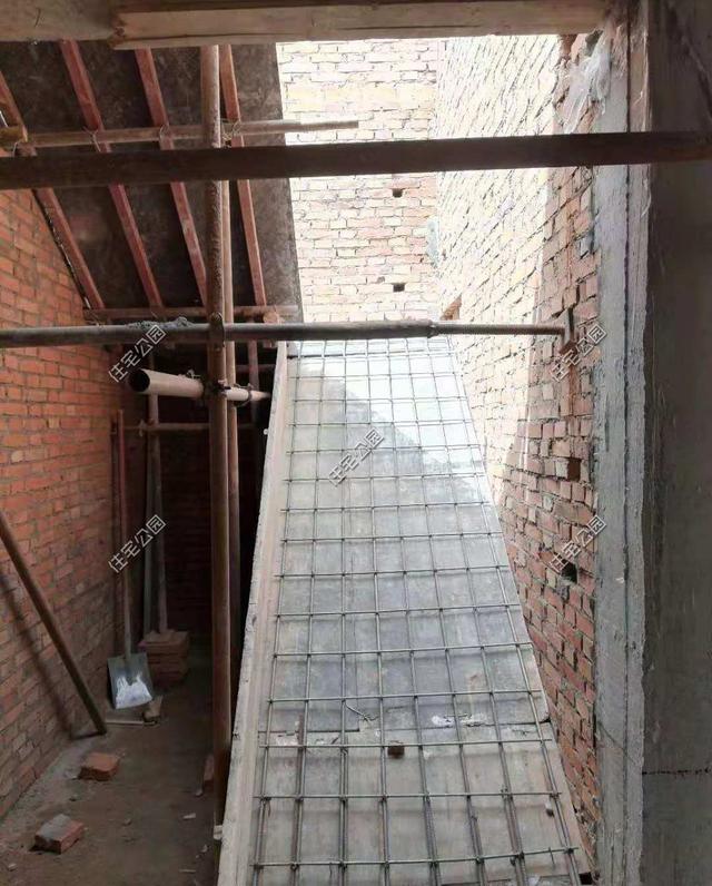 陜西農(nóng)村自建2層別墅，造價(jià)30萬，坡屋頂建成這樣，真不怕漏雨嗎