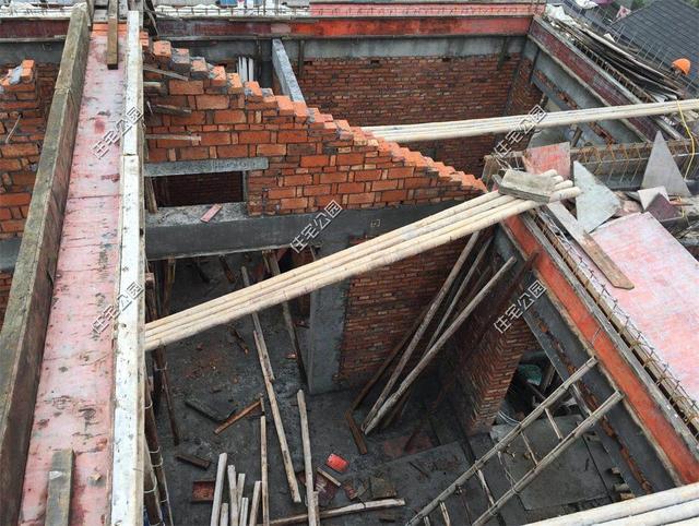 紅磚缺貨，石子每車1200，花了150萬(wàn)終于建起這棟農(nóng)村三層別墅