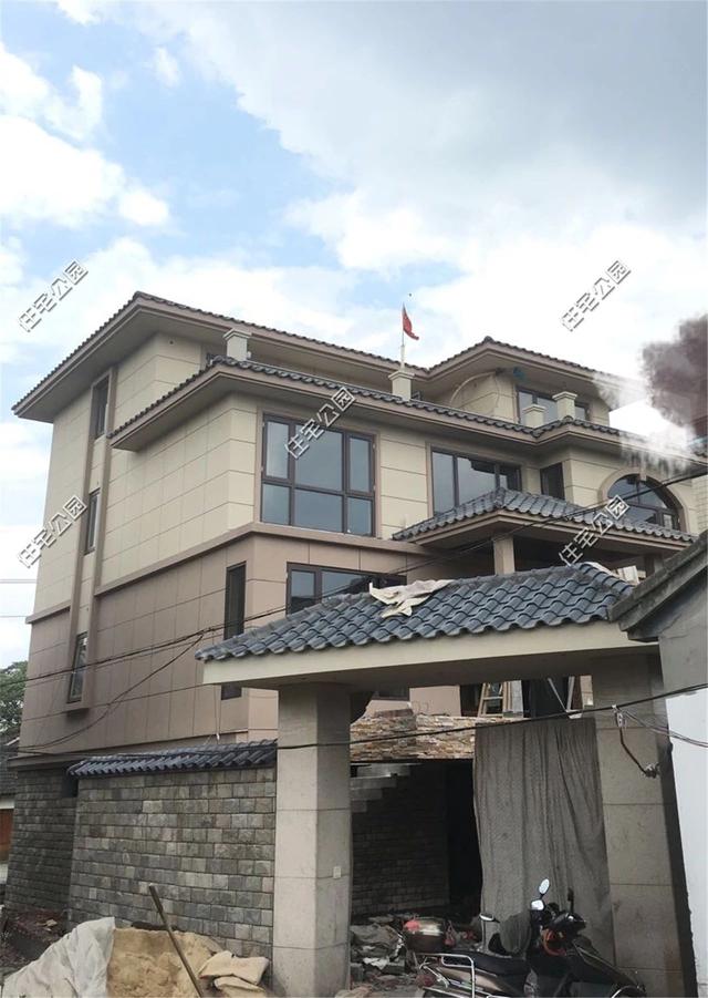 紅磚缺貨，石子每車1200，花了150萬(wàn)終于建起這棟農(nóng)村三層別墅