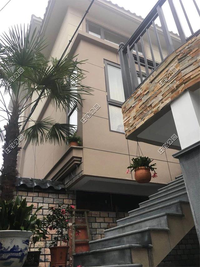 紅磚缺貨，石子每車1200，花了150萬(wàn)終于建起這棟農(nóng)村三層別墅