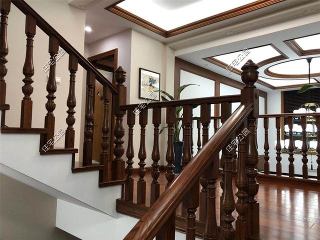 紅磚缺貨，石子每車1200，花了150萬(wàn)終于建起這棟農(nóng)村三層別墅