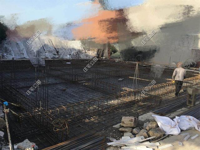 紅磚缺貨，石子每車1200，花了150萬(wàn)終于建起這棟農(nóng)村三層別墅