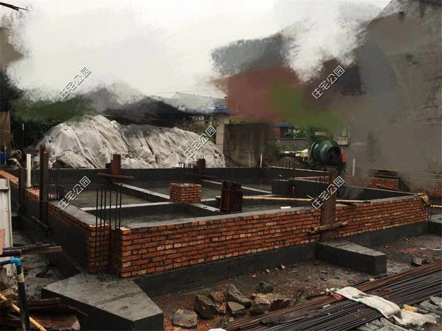 紅磚缺貨，石子每車1200，花了150萬(wàn)終于建起這棟農(nóng)村三層別墅