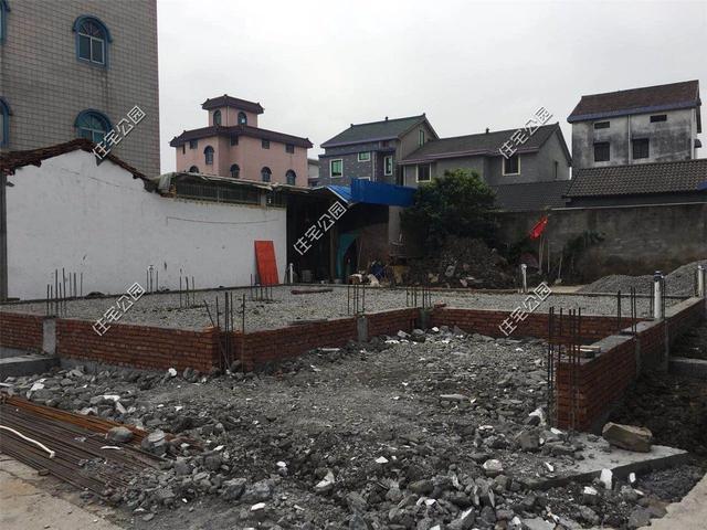 紅磚缺貨，石子每車1200，花了150萬(wàn)終于建起這棟農(nóng)村三層別墅