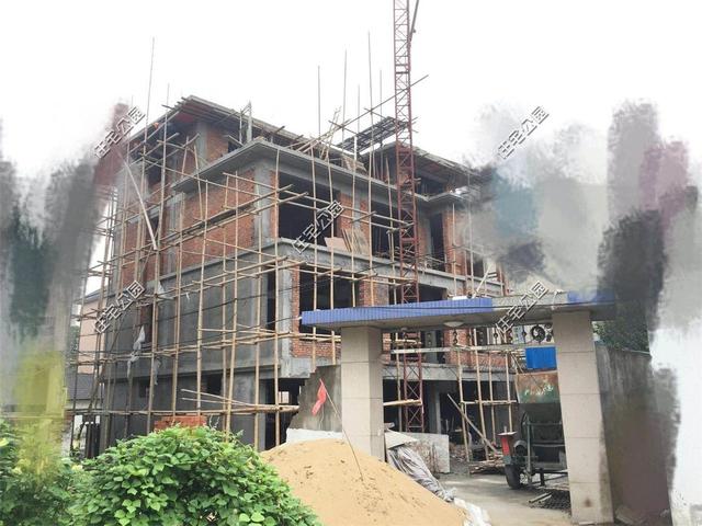 紅磚缺貨，石子每車1200，花了150萬(wàn)終于建起這棟農(nóng)村三層別墅