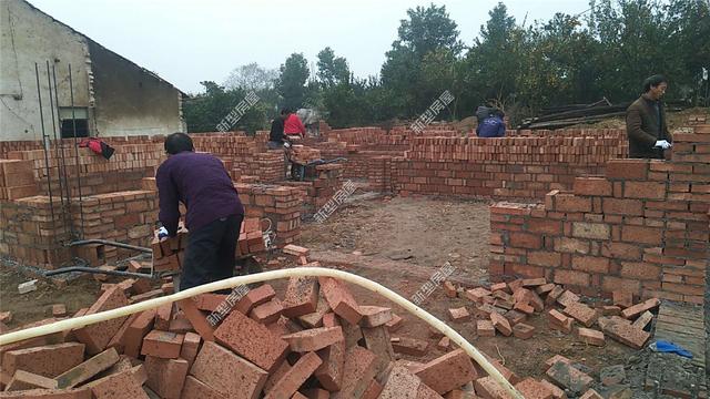 農(nóng)村小伙建房?jī)?nèi)外墻全砌空斗墻，你覺(jué)得這樣結(jié)實(shí)嗎？