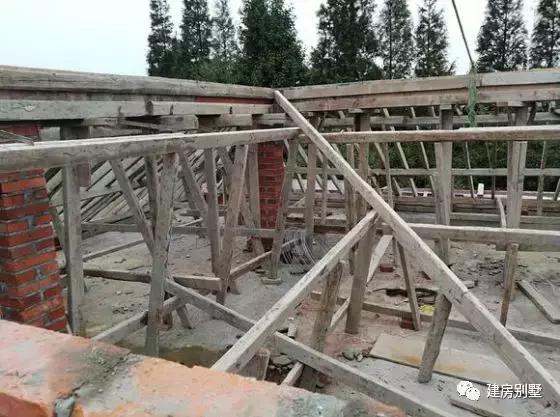 拆掉老家的青磚瓦房，35萬蓋好兩層小別墅，漂亮又實用