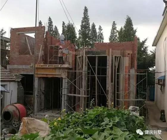 拆掉老家的青磚瓦房，35萬蓋好兩層小別墅，漂亮又實用