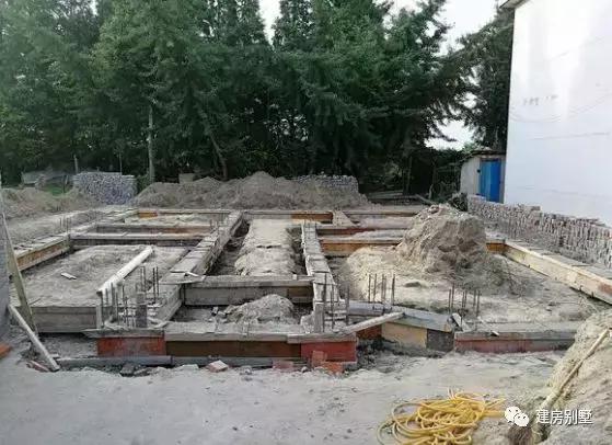 拆掉老家的青磚瓦房，35萬蓋好兩層小別墅，漂亮又實用