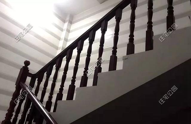 為父母養(yǎng)老，湖南兄妹在農(nóng)村老家修建三層別墅，主體裝修一個花了80萬