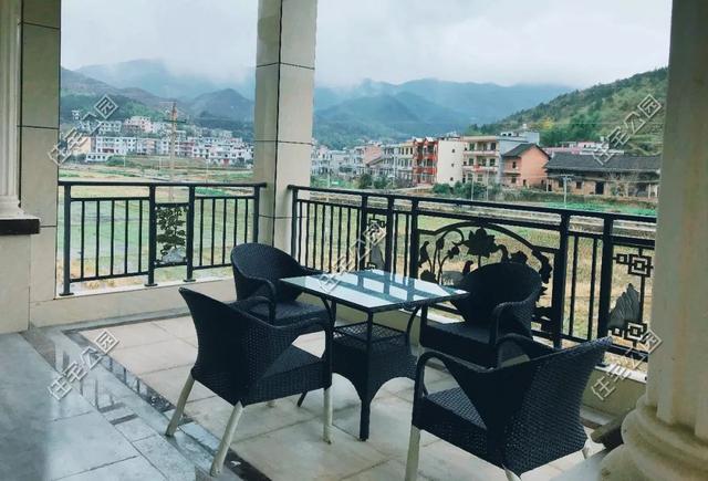 為父母養(yǎng)老，湖南兄妹在農(nóng)村老家修建三層別墅，主體裝修一個花了80萬